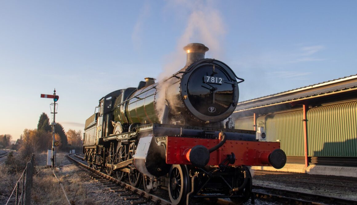 7812 Erlestoke Manor catches the last light as she approaches Kidderminster, credit Kenny Felstead