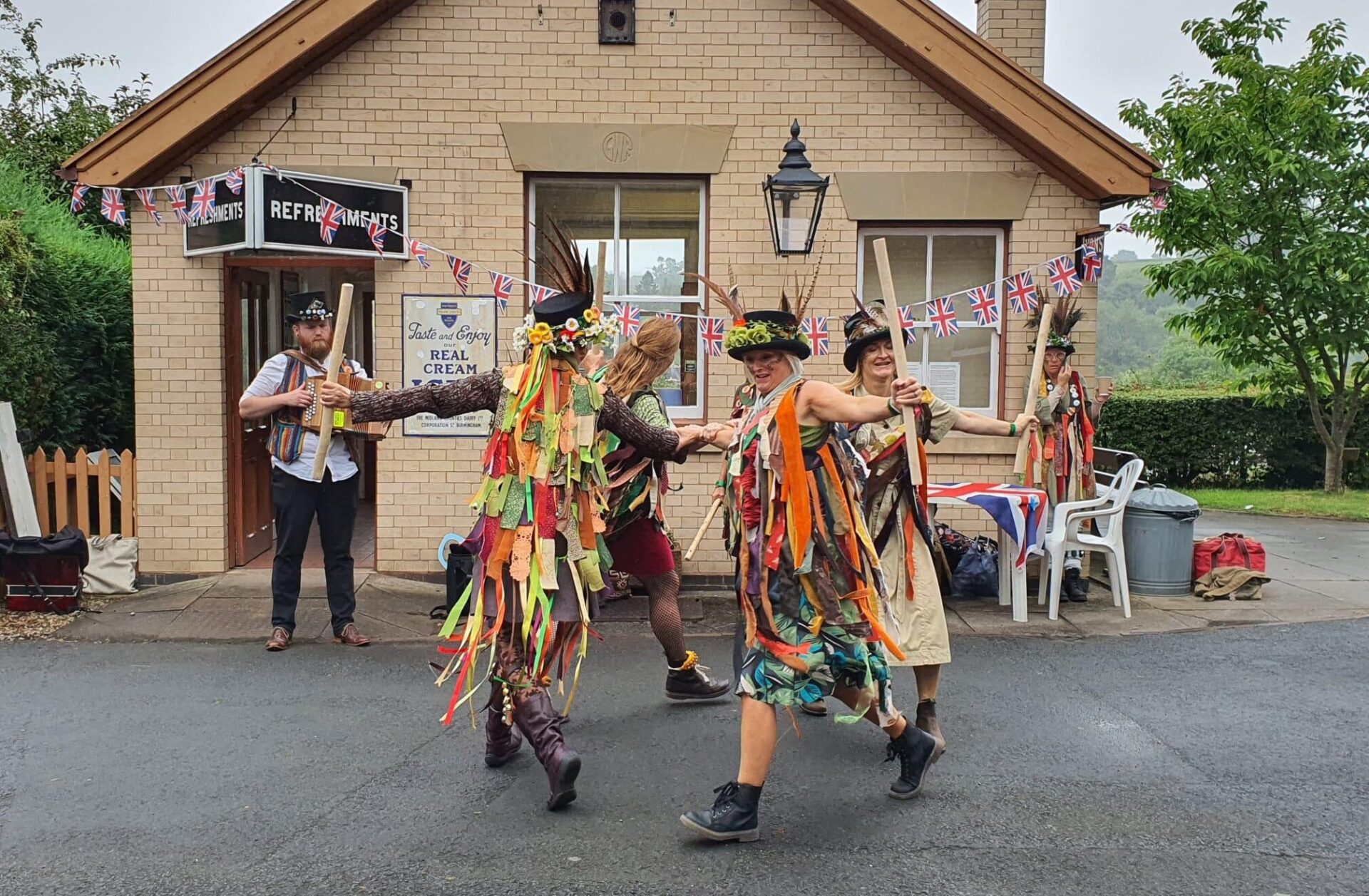 Morris and clog dancers to celebrate a ‘Day of Dance’ at the Severn Valley Railway
