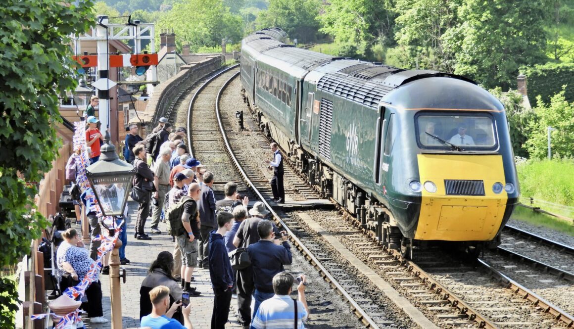 'Taunton Castle' HST attracting attention at Bewdley, credit David Bissett