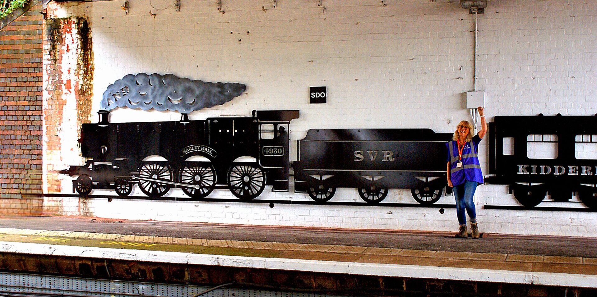 ‘Stunning’ heritage rail artwork at Kidderminster station